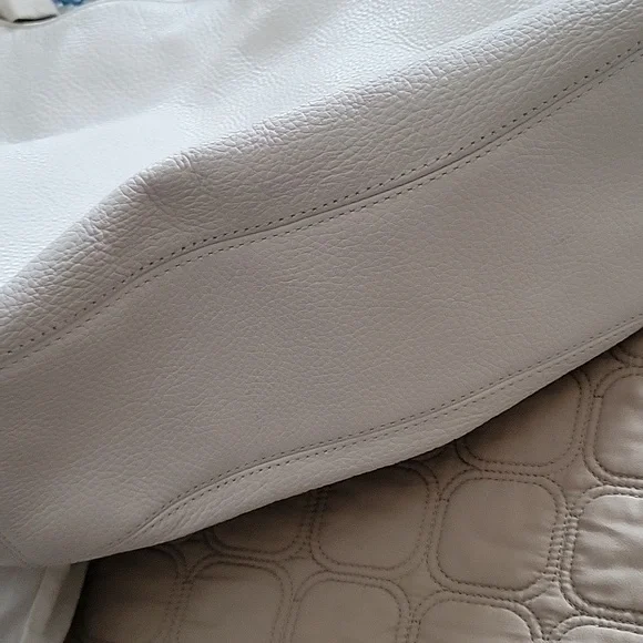 Michael Kors Elegant White Leather Hobo Bag - Picture 6 of 9